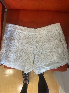 Alice + Olivia White Floral Lace High-Waist Shorts size 10 Like NEW eyelet